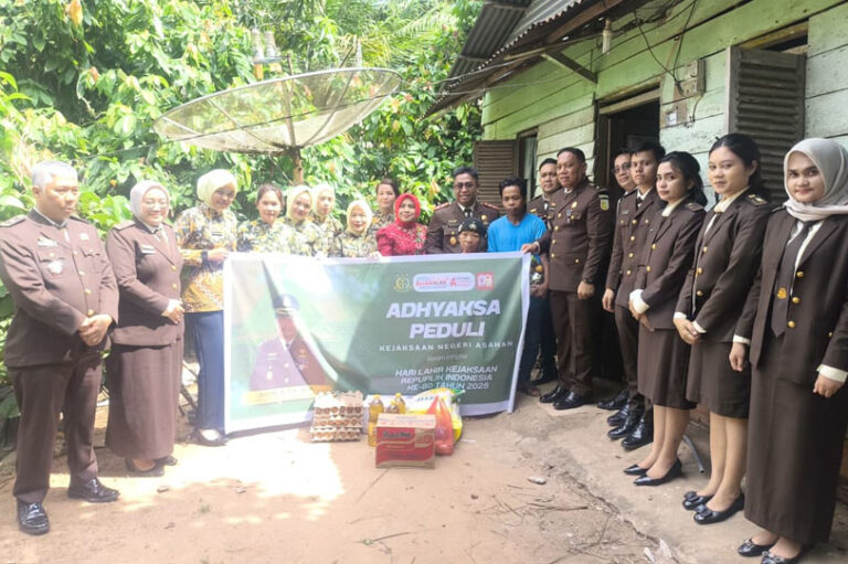 Dihari Peringatan HUT Kemerdekaan RI Ke-80 dan Hari Lahir Kejaksaan RI Yang Ke-80, Kejari Asahan Santuni Nek Sarwen