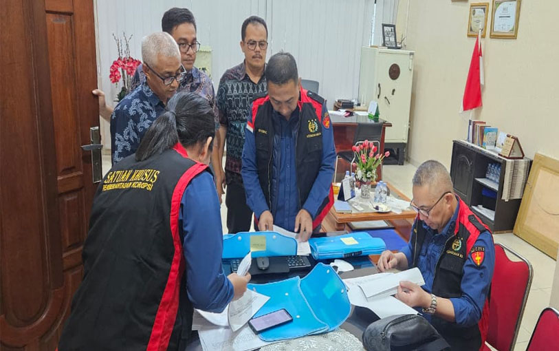 Tim Penyidik Kejatisu Geledah Kantor PTPN I Regional I, Ada Apa ?