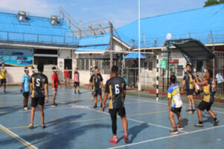 Warga Binaan Lapas Kelas II Pekanbaru Isi Kegiatan Dengan Cara Bermain Voly