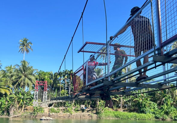 Prog Bakti TNI Lakukan Percepat Pembangunan Jembatan Gantung Idanoho Di Nias Selatan